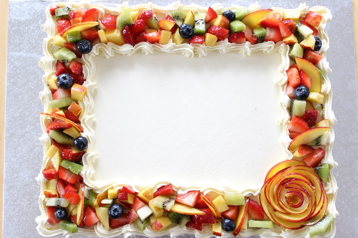 torte con pan di spagna e frutta