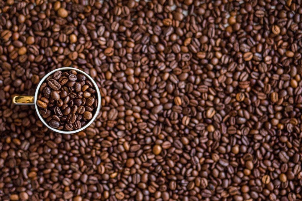 chicchi di caffè in una tazzina