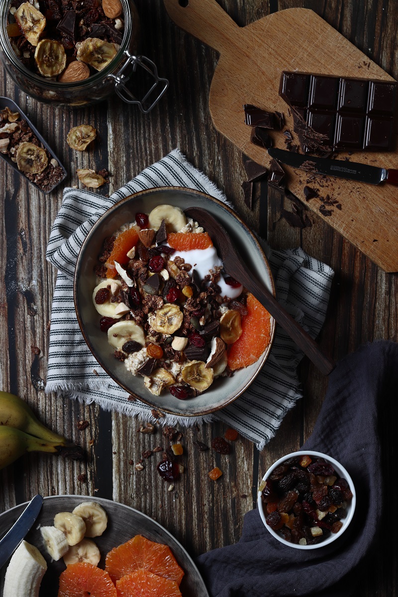 Porridge con granola di grano saraceno flatlay